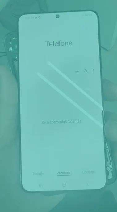 Exemplo de sequela visual em tela Samsung após reparo de linhas coloridas